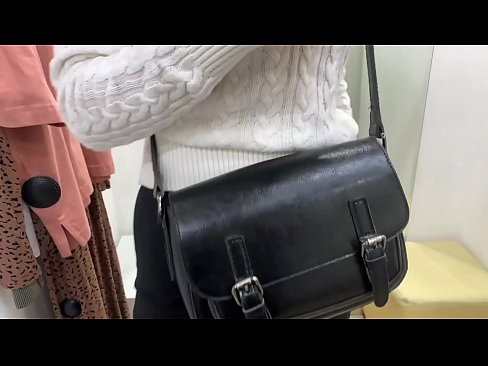 ❤️ Publiekelijke masturbatie van jonge teef FeralBerry met een dildo in de paskamer Russian porno at us nl.befuck-net.ru ❤